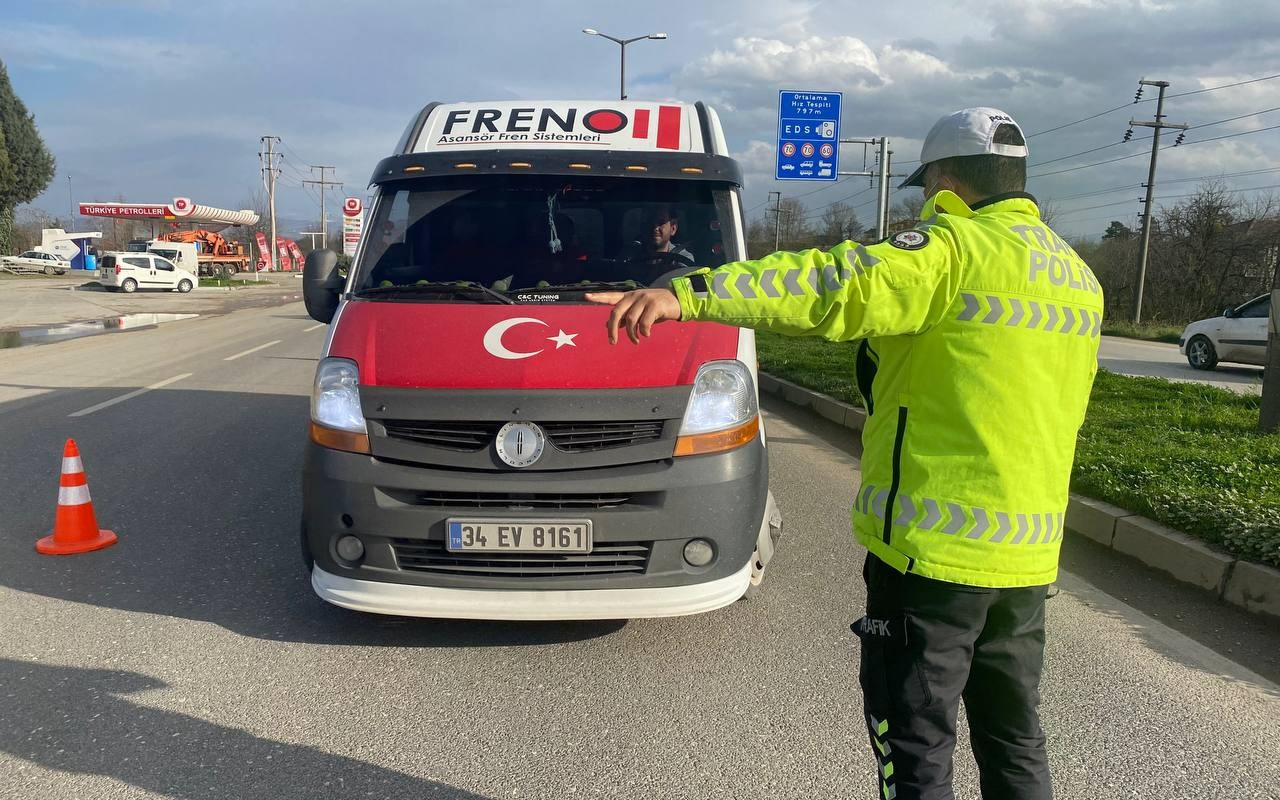 Düzce'de polis ekipleri durdurdu! Çamurlu Türk bayrağı sökülüp ceza kesildi
