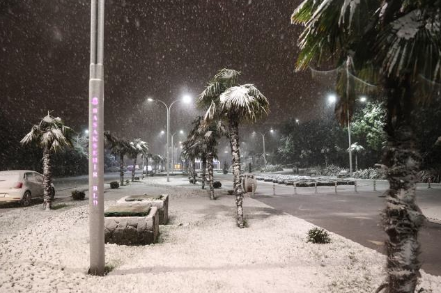 İstanbul karla birlikte beyaza büründü! Bakın nerelerde yağdı