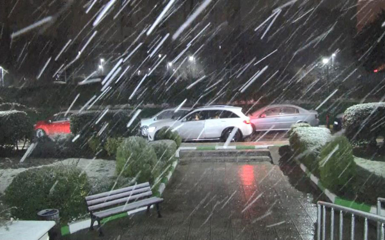 İstanbul'da beklenen kar yağışı başladı! Bir çok yer beyaza büründü