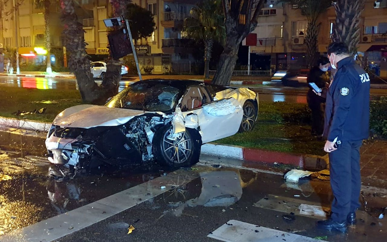 Antalya'da 4 milyon TL'lik lüks otomobil kazada kullanılamaz hale geldi