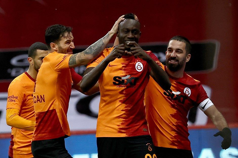 Fenerbahçe'den transferde çifte bomba! 4 isimle yollar ayrılıyor