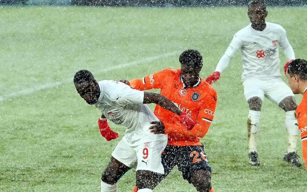 Başakşehir - Sivasspor maçında yoğun kar yağışı