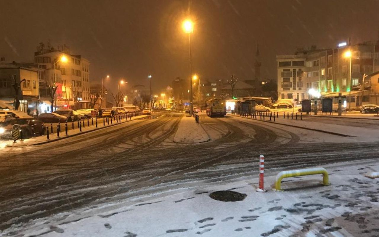 İstanbul beyaz gelinliği giydi! Kar yağışının keyfini çocuklar çıkardı