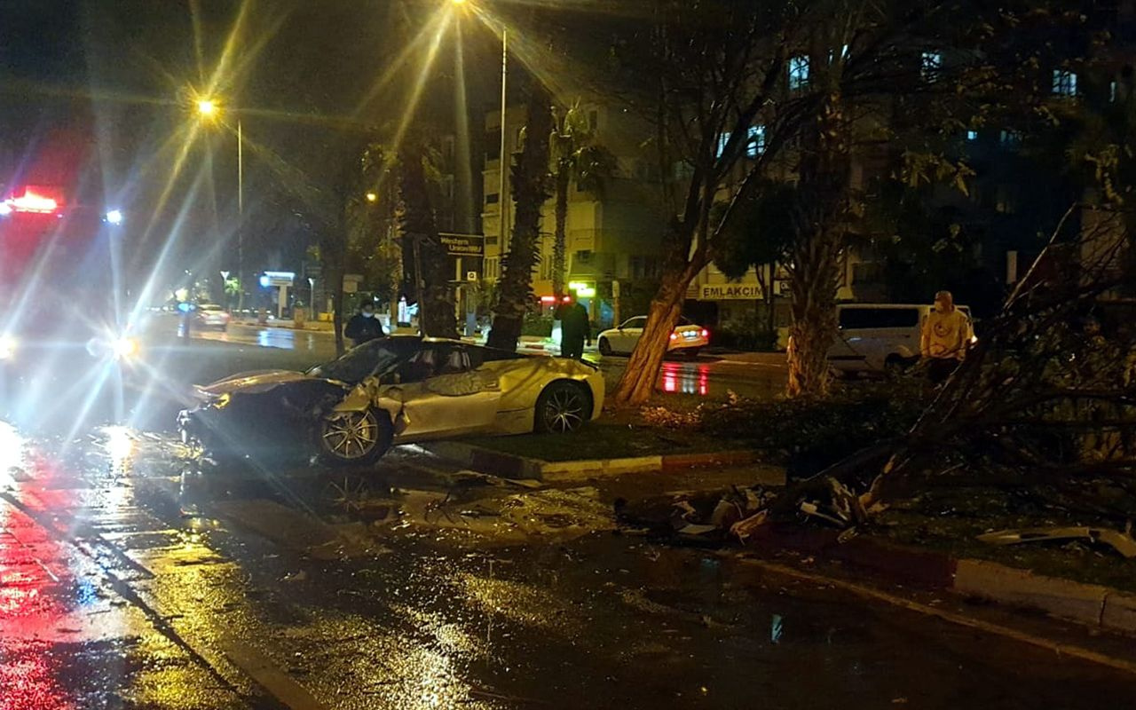Antalya'da 4 milyon TL'lik lüks otomobil kazada kullanılamaz hale geldi
