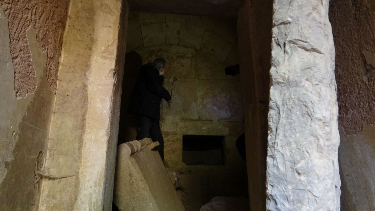 İznik'teki 2500 yıllık mezar oda gizemini koruyor! Adaklar ve altın yüzük bulundu