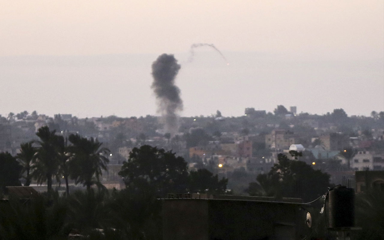 İsrail, Gazze Şeridi'ne hava saldırısı düzenledi! Şehirden dumanlar yükseliyor