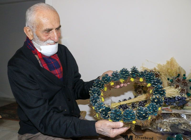 Antalya’da 88 yaşındaki Mehmet dede ormandan toplayıp sanat eserine dönüştürüyor