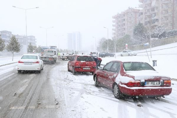 Kar, trafiği felç etti! Denizli-Antalya Karayolu ulaşıma kapandı