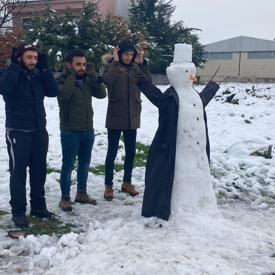 Bursa'da hayal gücünü zorlayan kardan adamlar! Kimi amuda kalkı kimi halay çekti