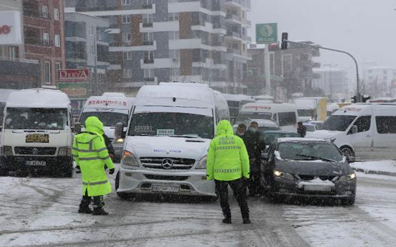 Kar, trafiği felç etti! Denizli-Antalya Karayolu ulaşıma kapandı