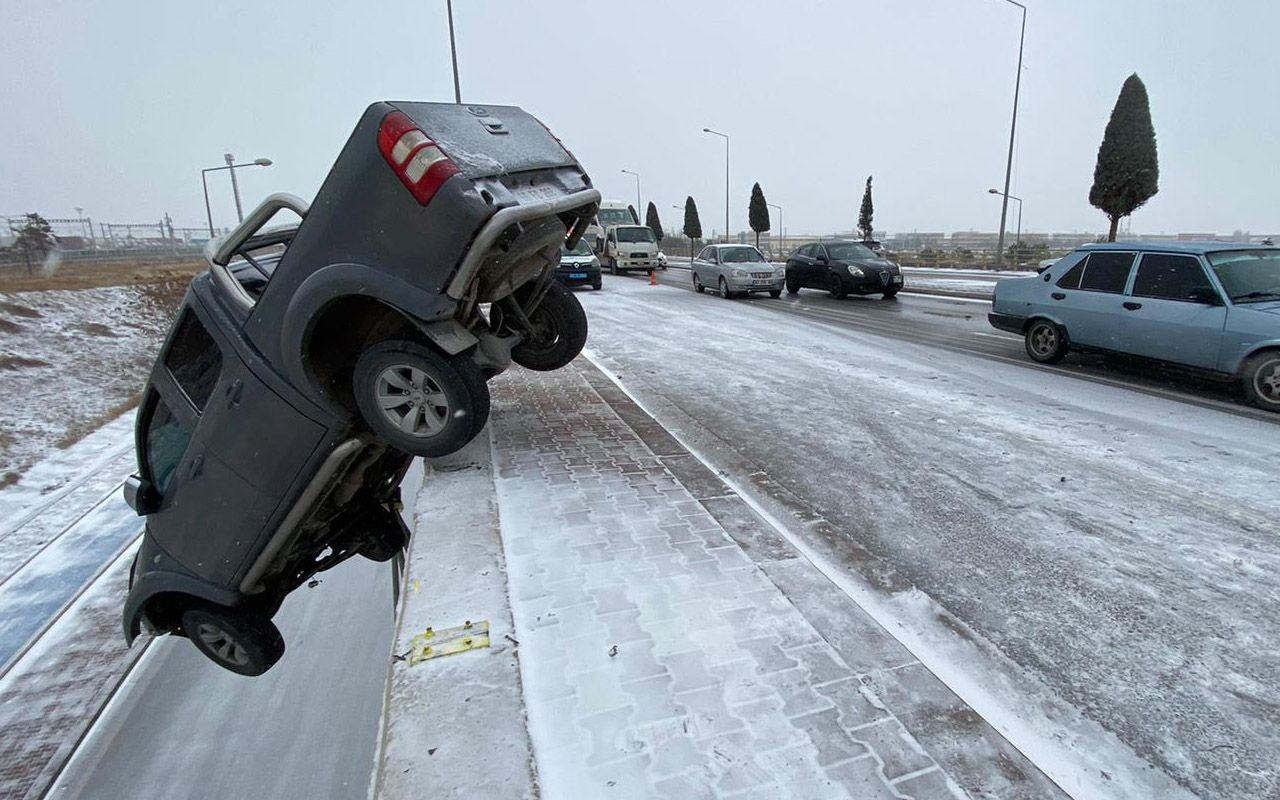 Konya'da film karesi değil gerçek! Kar nedeniyle kaydı köprüde böyle asılı kaldı