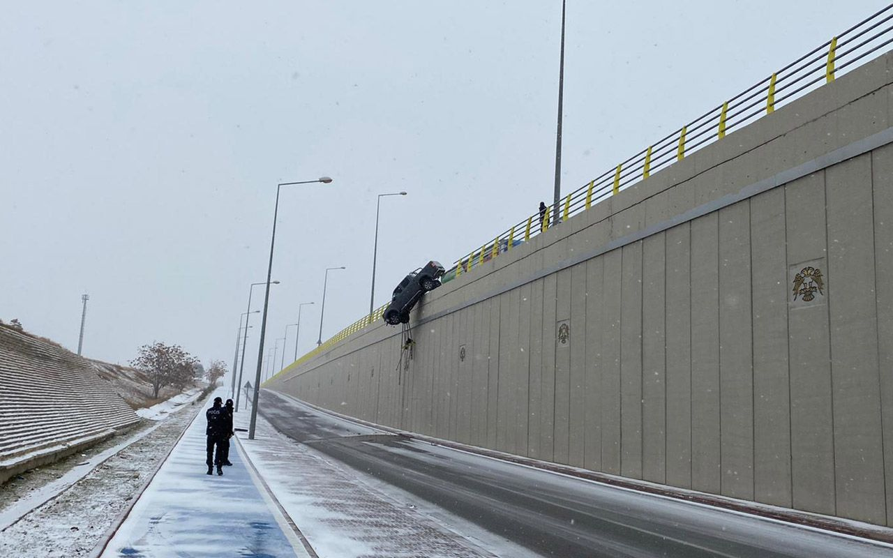 Konya'da film karesi değil gerçek! Kar nedeniyle kaydı köprüde böyle asılı kaldı