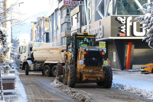 Van'da 495 yerleşim biriminin yolu kapandı! Kamyonlarla kent dışına kar taşınıyor