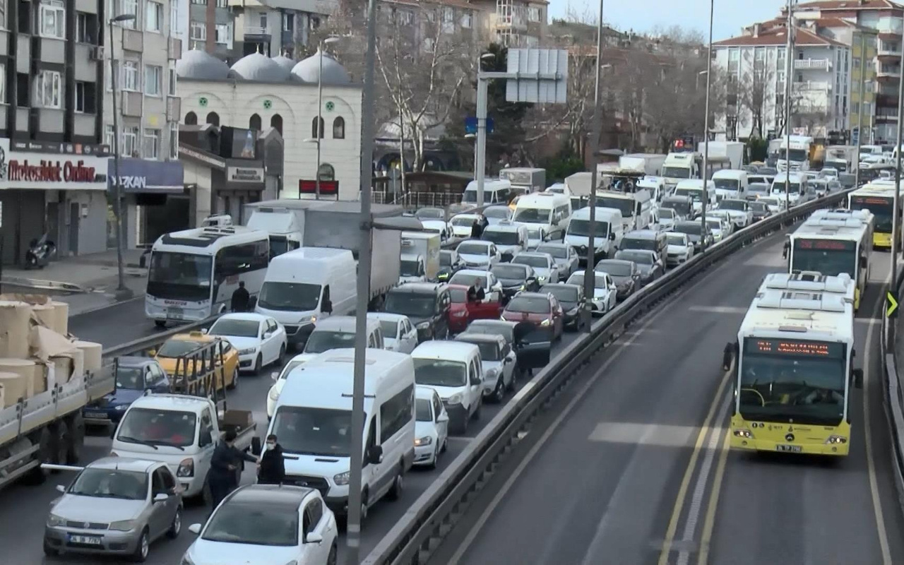 Kısıtlamaya rağmen D-100'de akılalmaz trafik