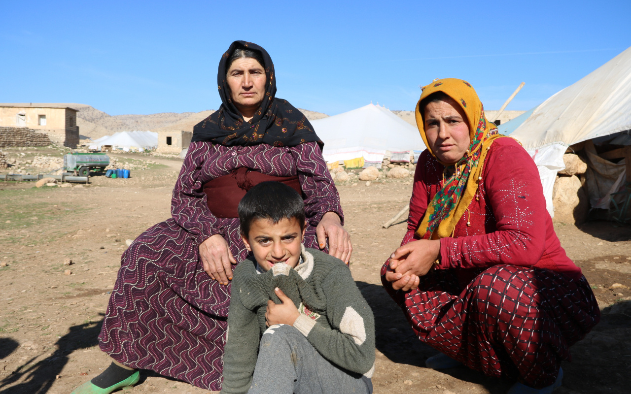 Diyarbakır'da 2 amca kızı aynı adamla evleniyor! Aynı çadırda yaşıyorlar