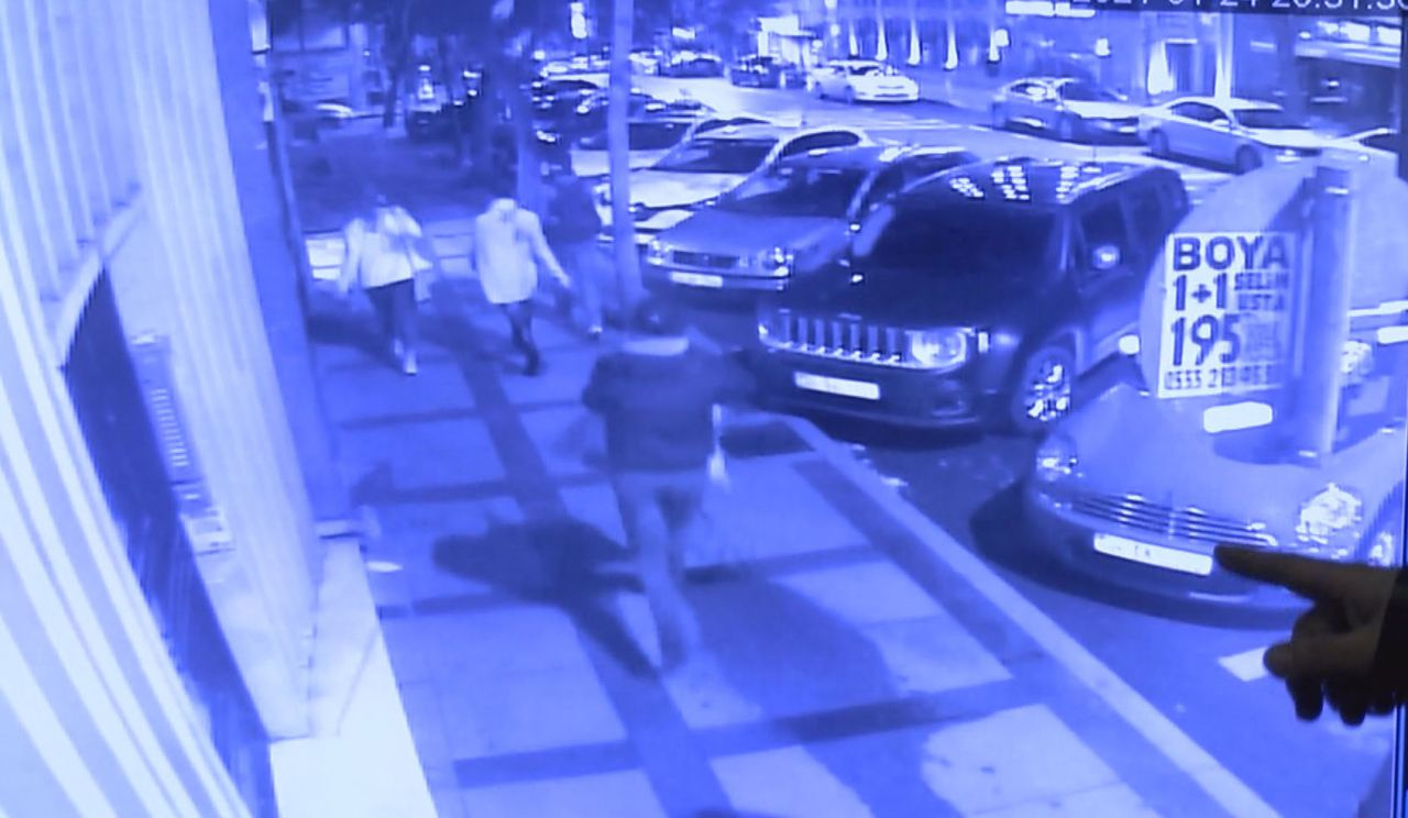 Beşiktaş'ta kağıt toplayıcısı dehşet saçtı! Sokak ortasında 3 kişiyi bıçakladı