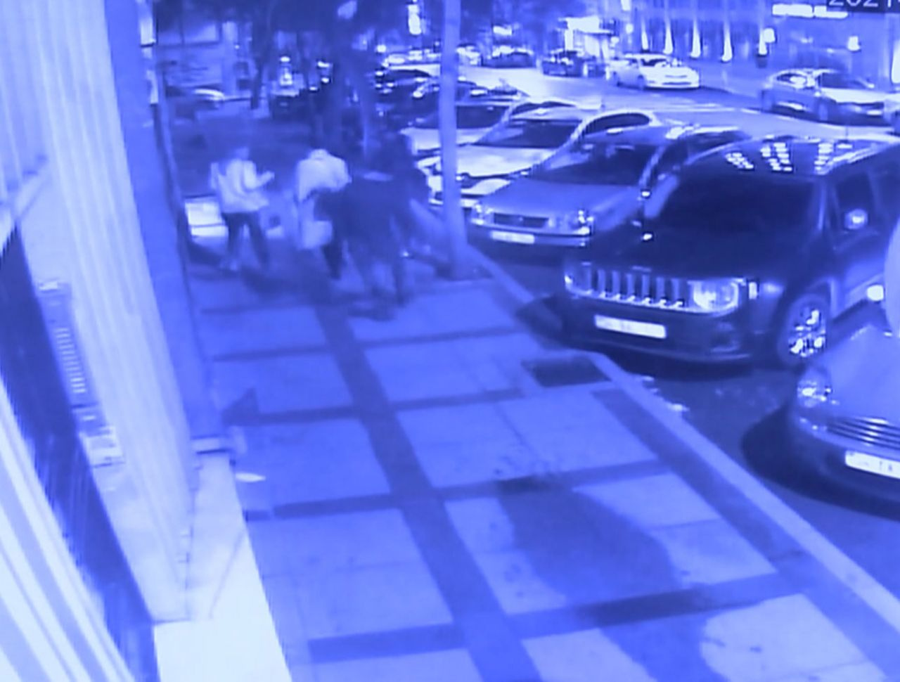 Beşiktaş'ta kağıt toplayıcısı dehşet saçtı! Sokak ortasında 3 kişiyi bıçakladı