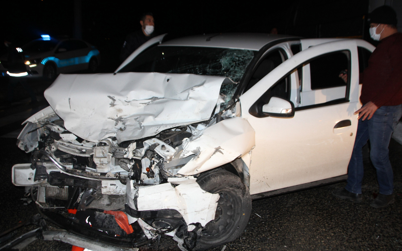 Antalya'da feci kaza! 3 araç birbirine girdi yaralılar var