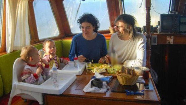 Yeşim Büber ikizleriyle tekne hayatını anlattı 11 yıldır teknede yaşıyor