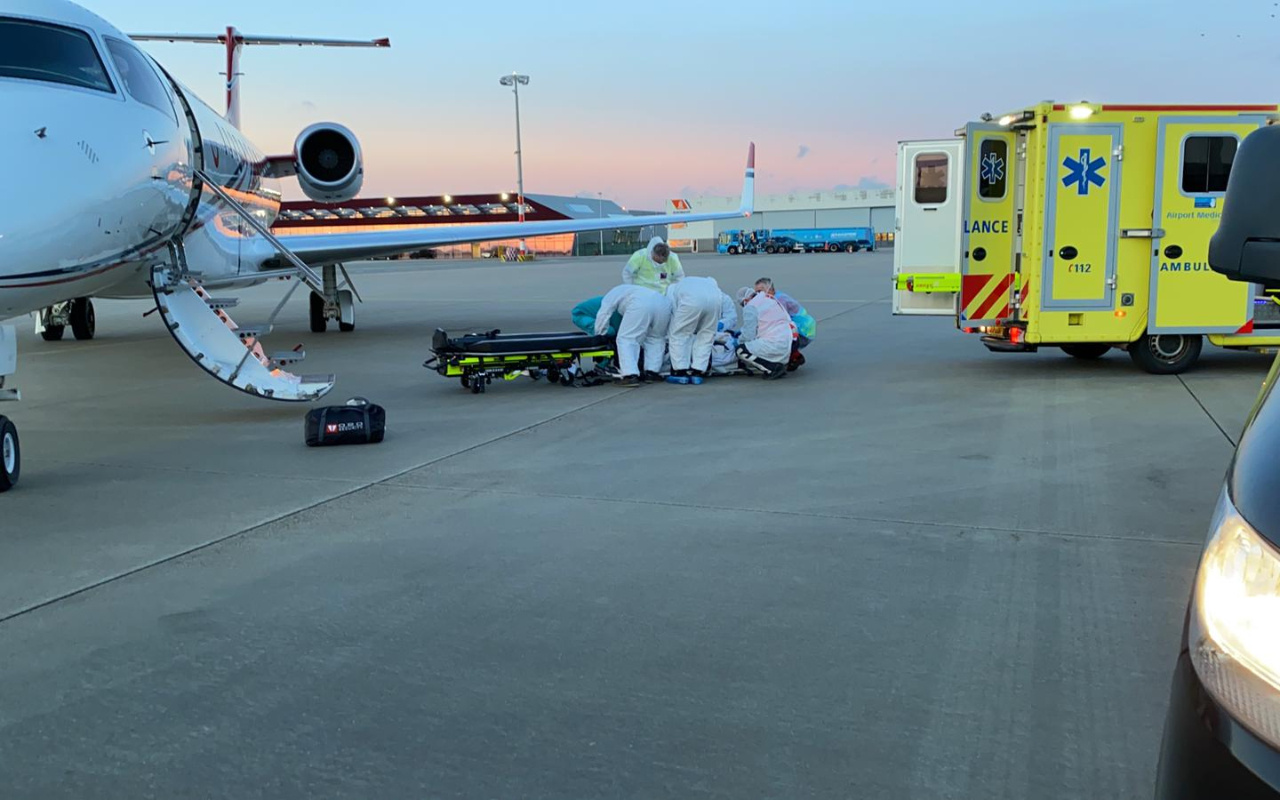 Hollanda'da durumu ağırlaşan koronavirüs hastası Türk ambulans uçakla getirildi