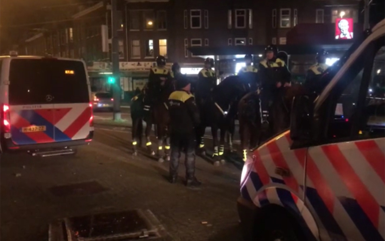 Hollanda'da sokağa çıkma kısıtlamalarına karşı düzenlenen protestolarda olaylar çıktı