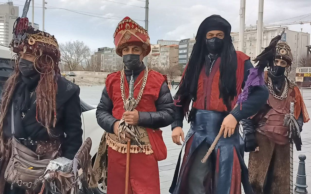 Taksim'de turistlerle selfie çektiler ısrarla para istediler! 5 kostümlüye iki ayrı işlem