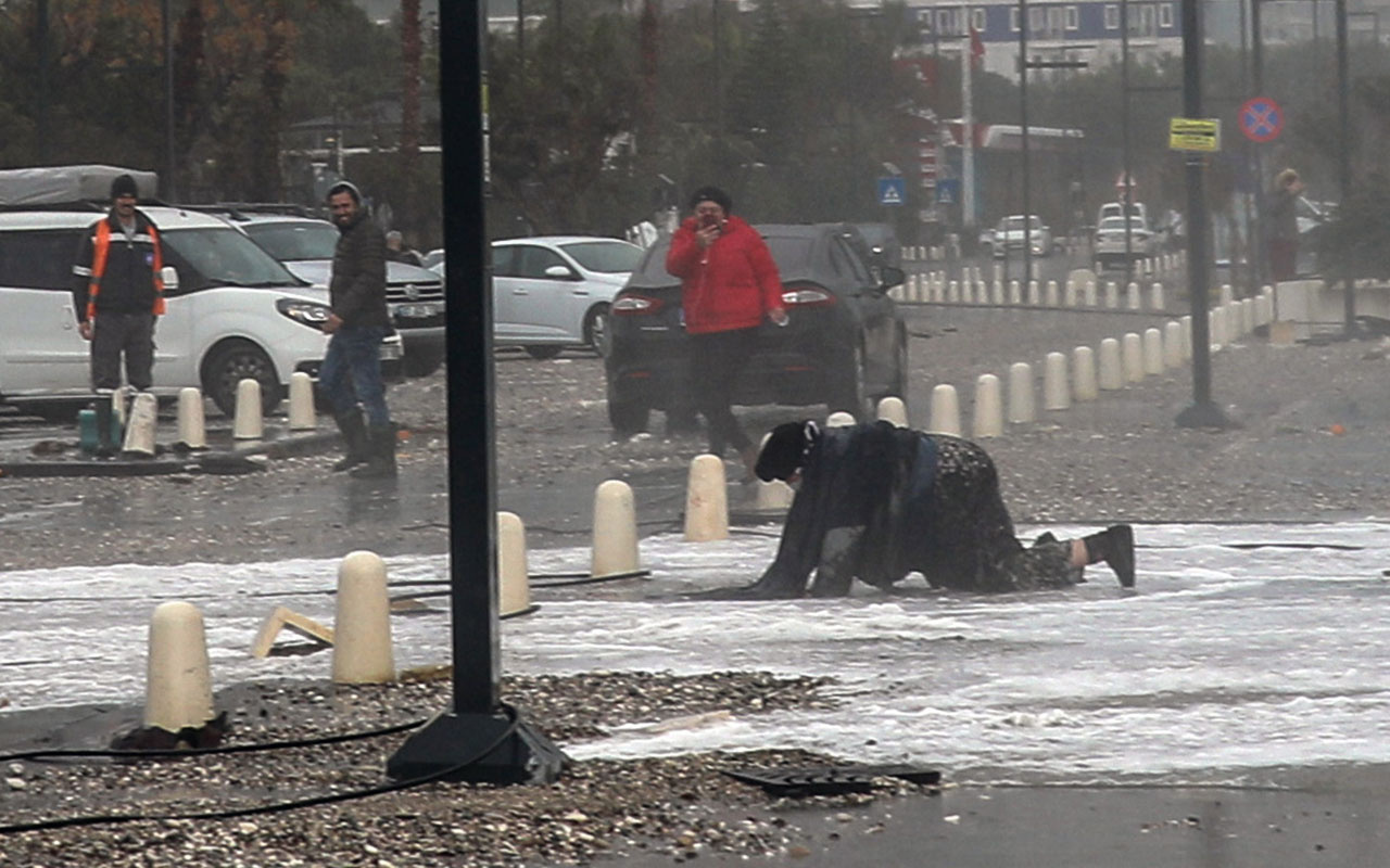 Antalya'da inanılmaz anlar! Fırtına kadını alıp savurdu 60 metre uzaktaki balkonda balık bulundu