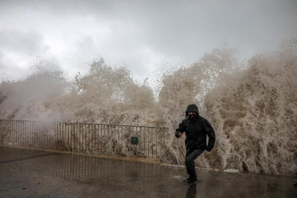 Antalya'da inanılmaz anlar! Fırtına kadını alıp savurdu 60 metre uzaktaki balkonda balık bulundu