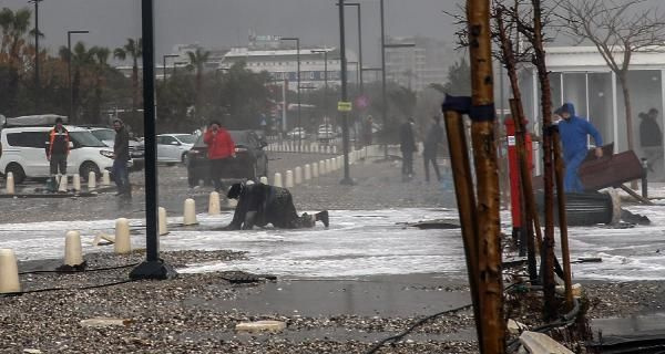Antalya'da inanılmaz anlar! Fırtına kadını alıp savurdu 60 metre uzaktaki balkonda balık bulundu