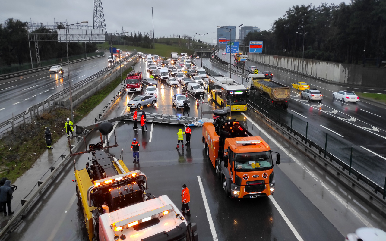 İstanbul'da yola tabela devrildi trafik kilitlendi! Uzun kuyruk oluştu