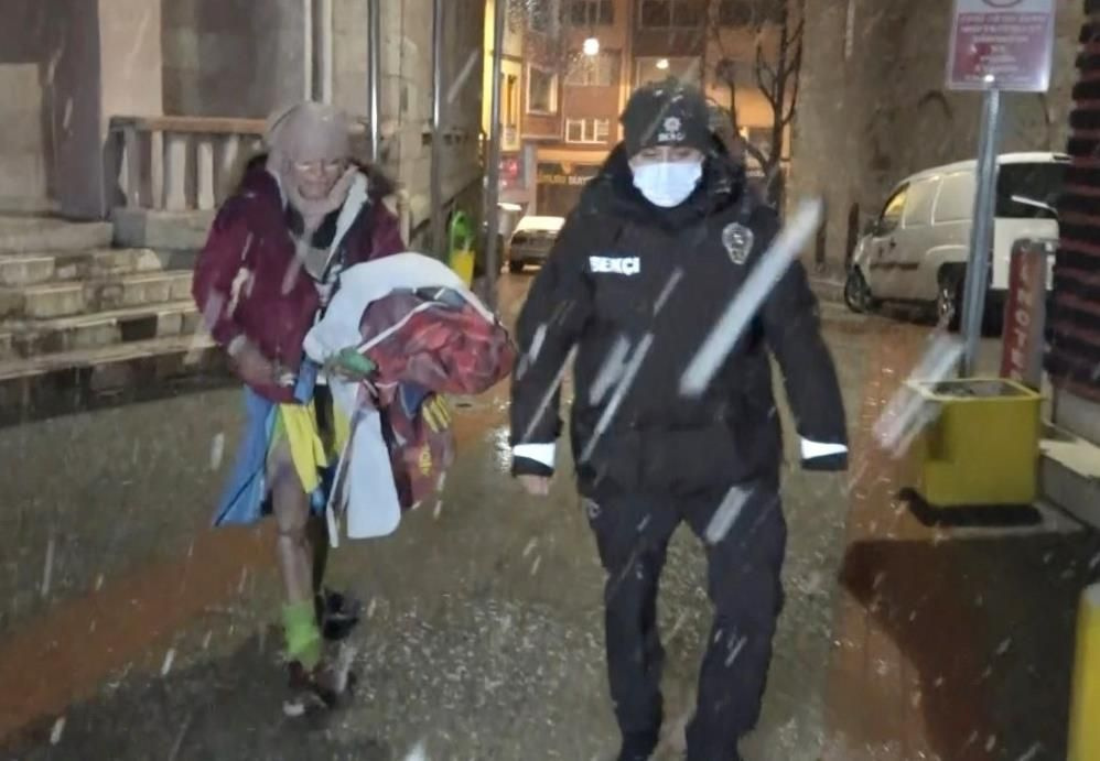 Bursa'da donmak üzereydi! Yürek yakan olayda evsiz kadını polis kurtardı