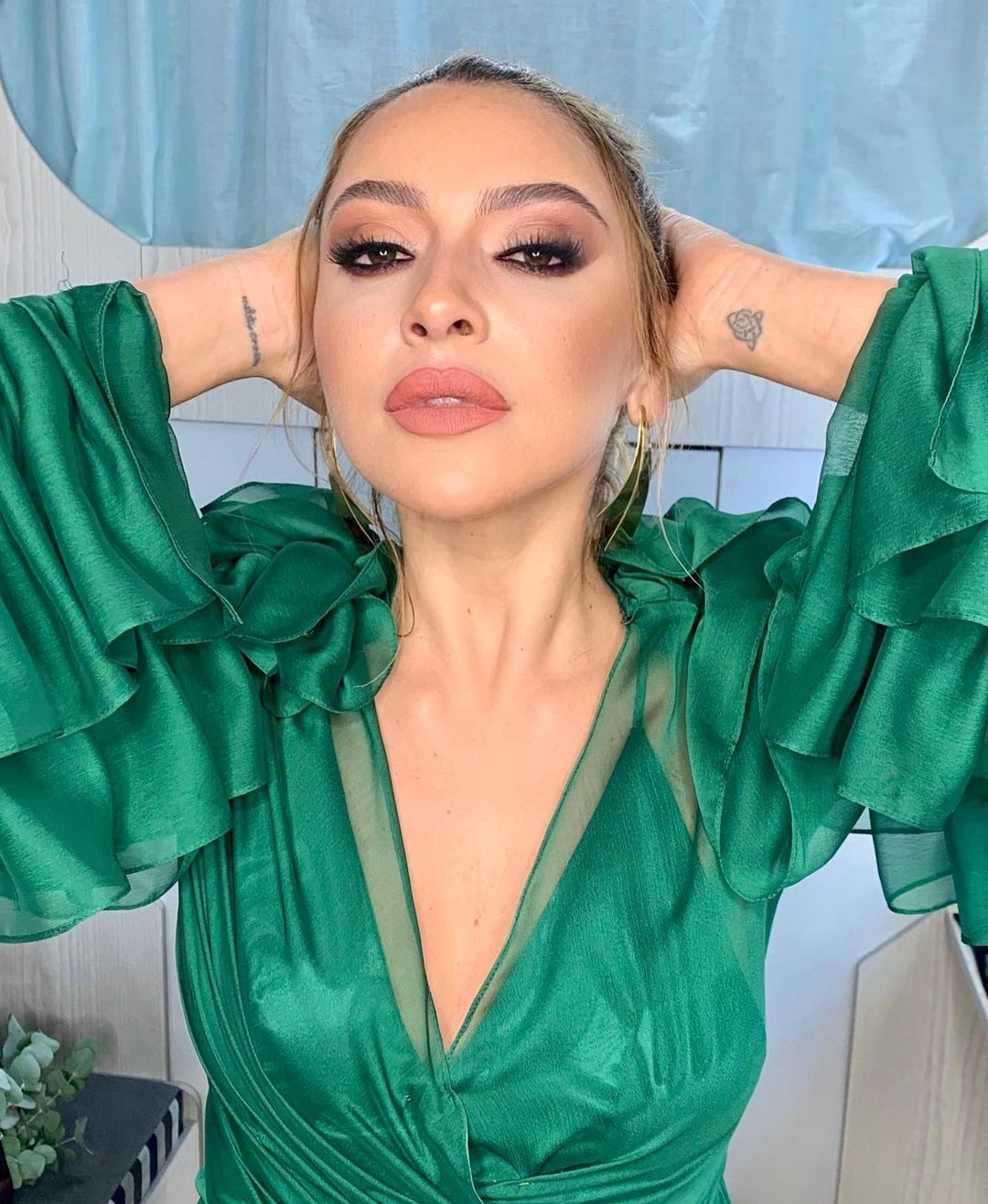 Hadise hayatının şokunu yaşadı! Gece yarısı siteye gelip...