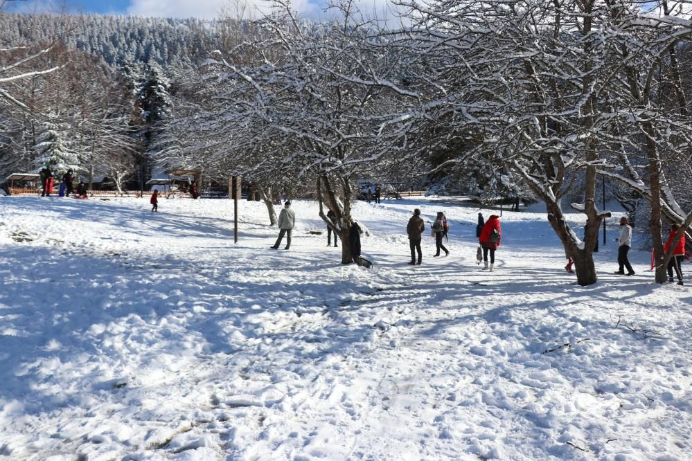 Bolu'da kısıtlama öncesi akın başlattılar! Tatilciler eşsiz manzarada karın keyfini çıkardı