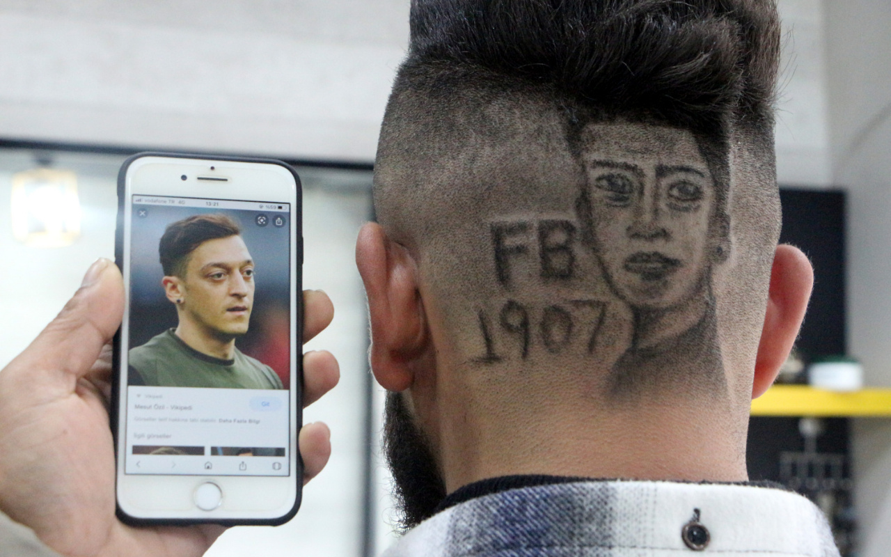 Berberden 3 boyutlu saç tıraşı hizmeti; Mesut Özil'in portresini başına işletti
