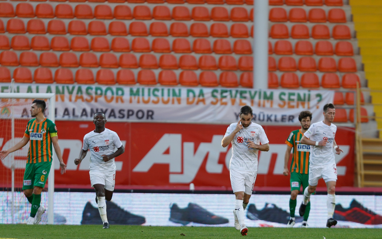 Alanyaspor ertelenen maçta Sivasspor'u rahat geçti
