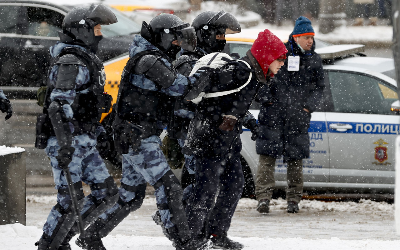 Rusya'da sokaklar karıştı! Gözaltılar sürüyor