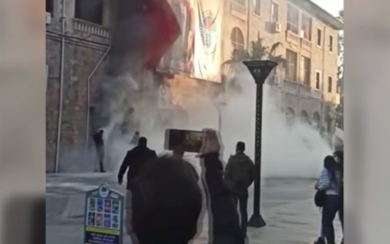 Mersin Büyükşehir Belediyesi hizmet binasında yangın çıktı