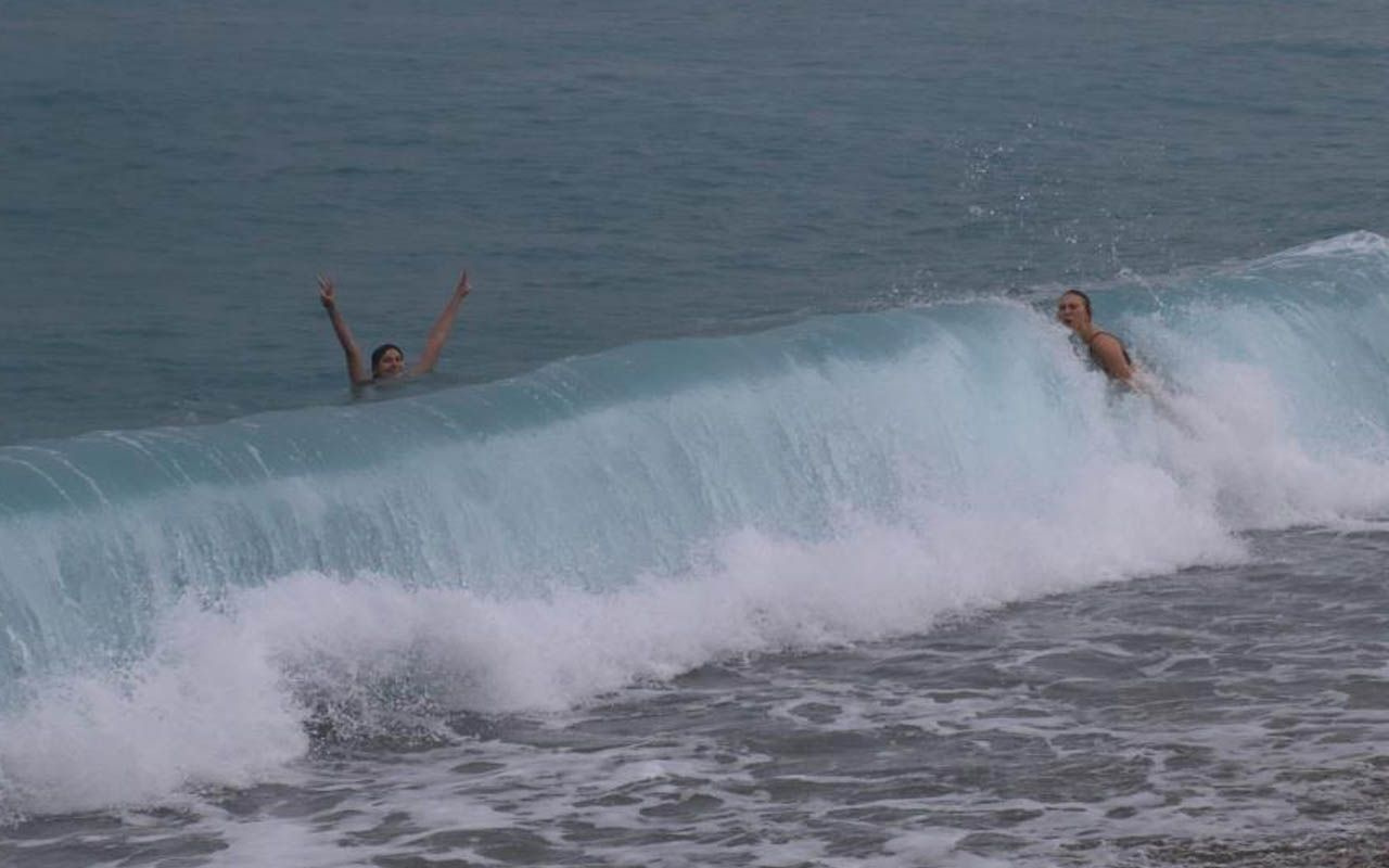 Antalya'da Rus turistler herkesi şaşırttı! Sağanak yağış aşklarına engel olamadı