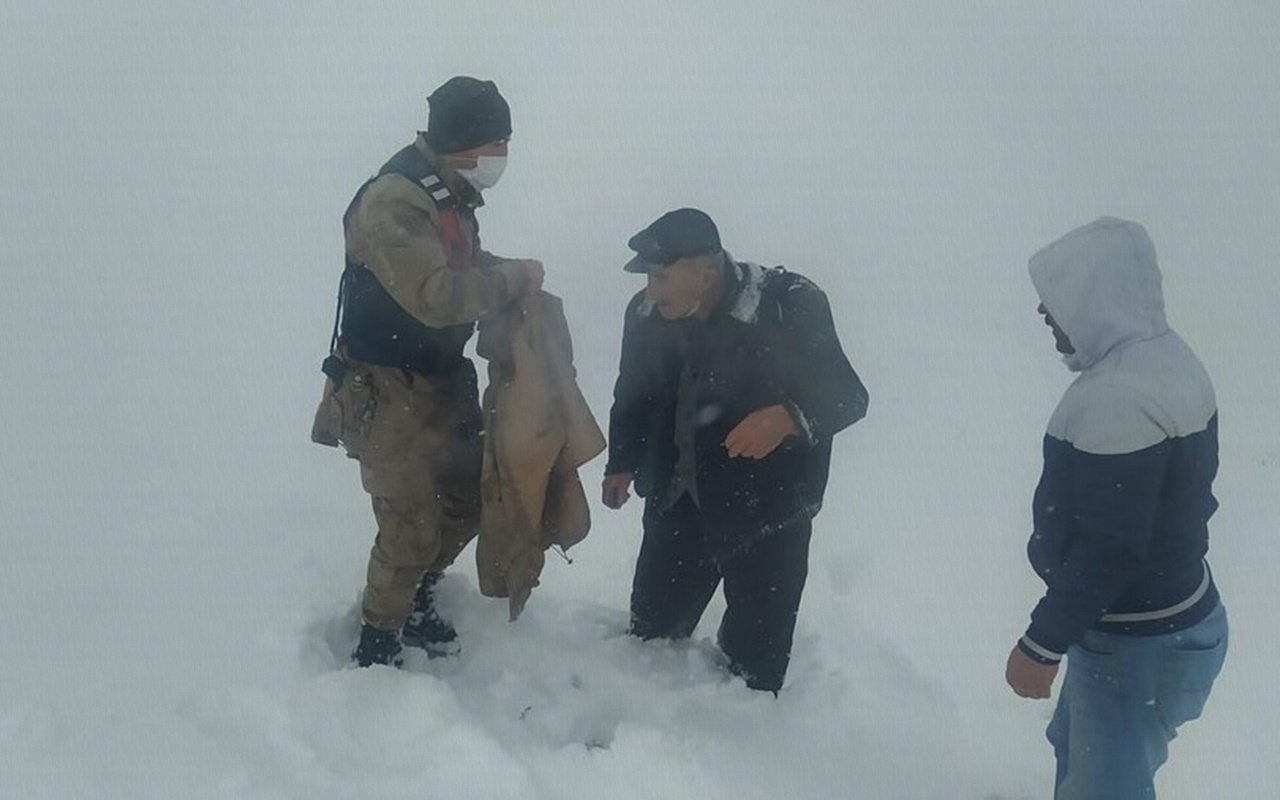 Erzincan'da tipide yolunu kaybedip donma tehlikesi geçiren yaşlı adamı jandarma kurtardı