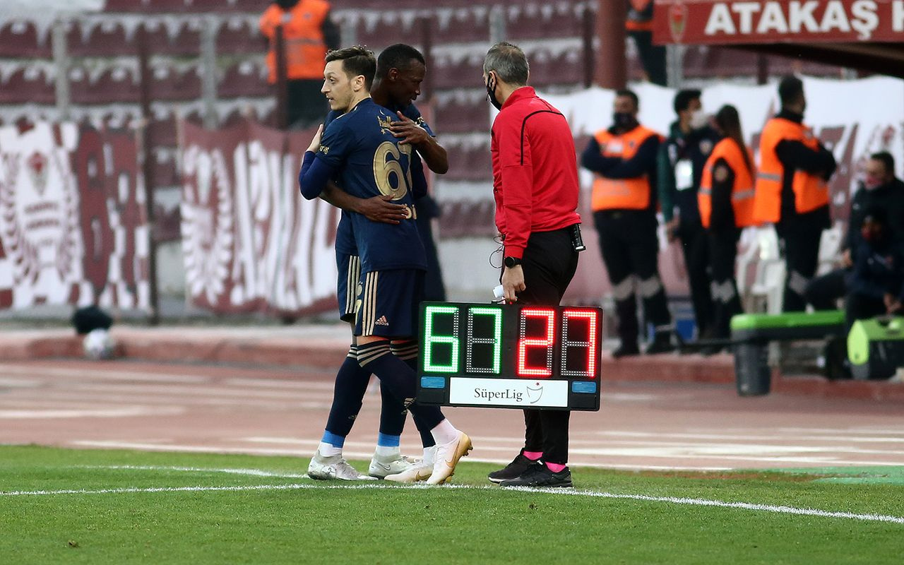 Fenerbahçe'nin yeni transfer Mesut Özil ilk maçına çıktı