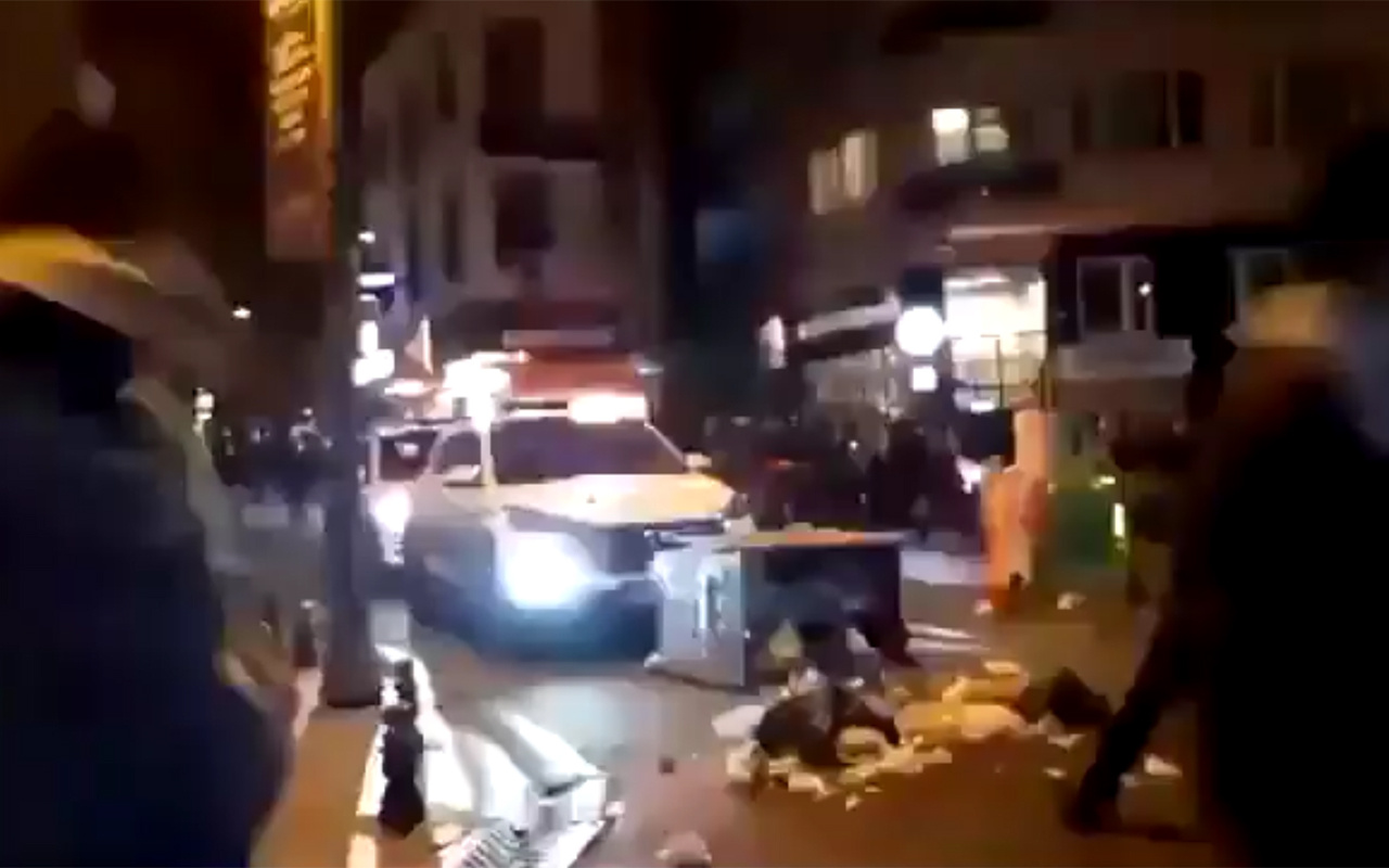 Provokatörler İstanbul Kadıköy'de polis aracına saldırdı