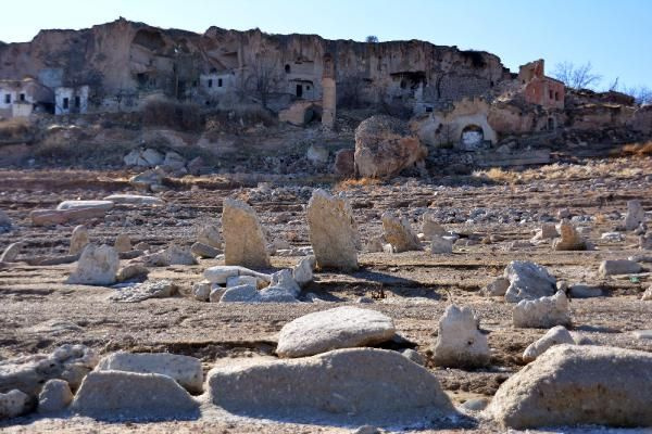 Vicdanımız sızlıyor! Kayseri'de baraj suyu çekilince mezarlık ve iskeletler ortaya çıktı