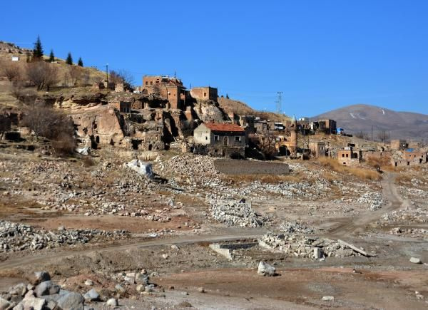 Vicdanımız sızlıyor! Kayseri'de baraj suyu çekilince mezarlık ve iskeletler ortaya çıktı
