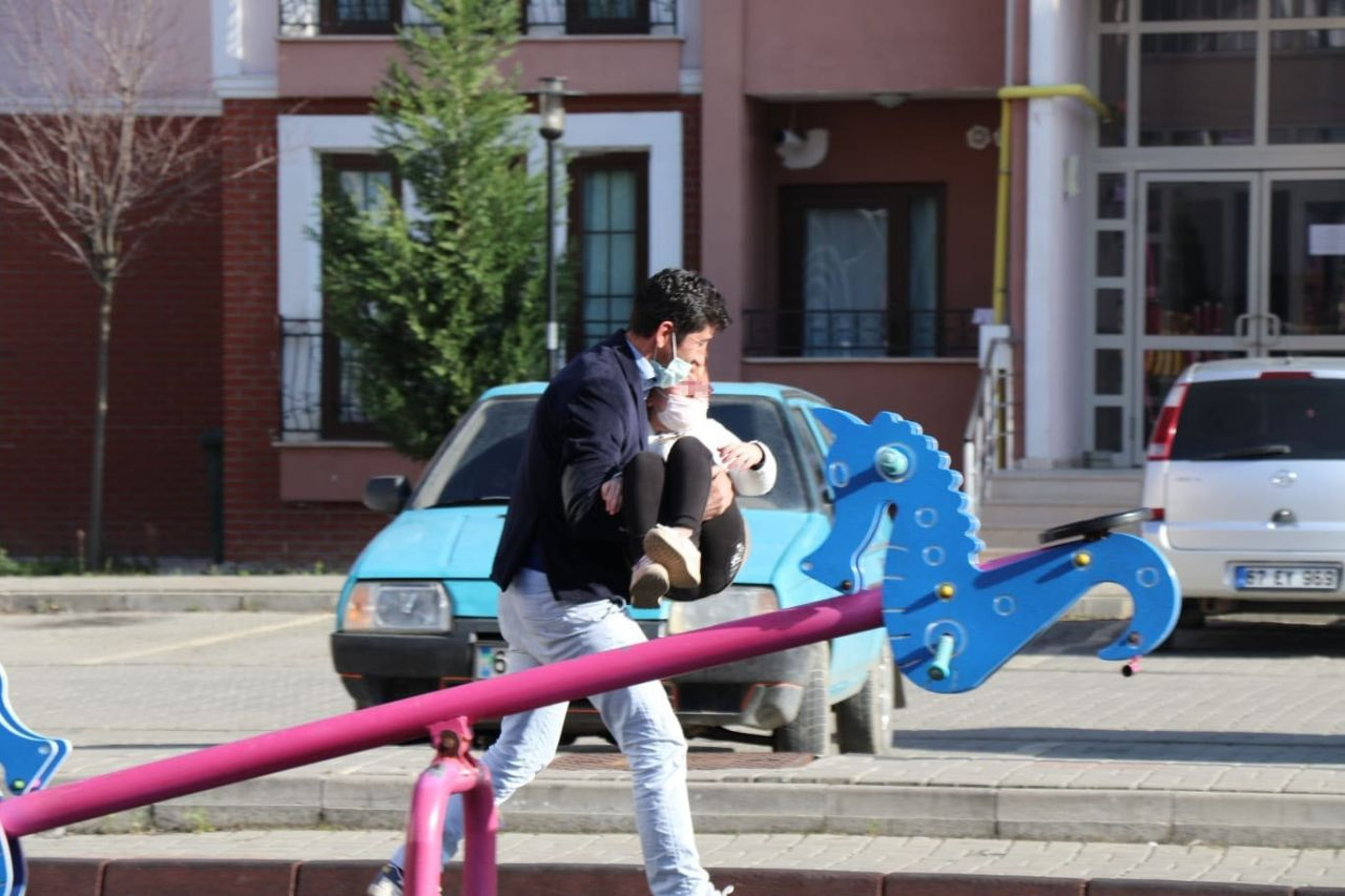 Zonguldak'ta küçük kızını haciz yoluyla annesinden alan baba parkta çocuklar gibi eğlendi