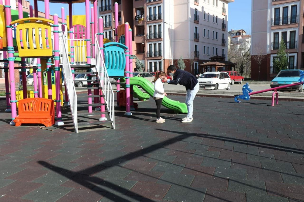 Zonguldak'ta küçük kızını haciz yoluyla annesinden alan baba parkta çocuklar gibi eğlendi