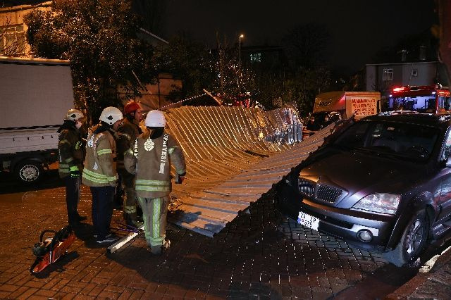 Meteorolojinin uyardığı fırtına İstanbul'u vurdu