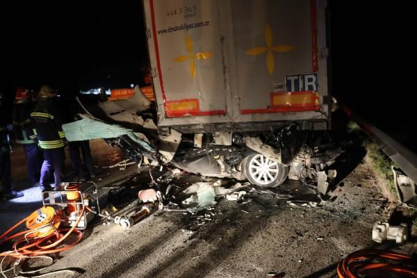 Gaziantep'te korkunç kaza! Otomobil arızalanan TIR'a çarptı 2 ölü var