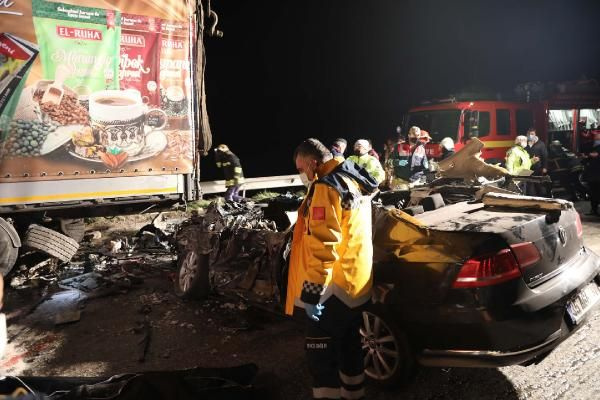 Gaziantep'te korkunç kaza! Otomobil arızalanan TIR'a çarptı 2 ölü var