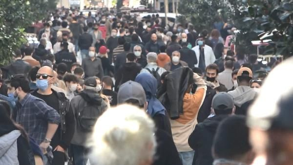 Güneşi gören kendini sokağa attı! İstiklal Caddesi’nde korkutan kalabalık
