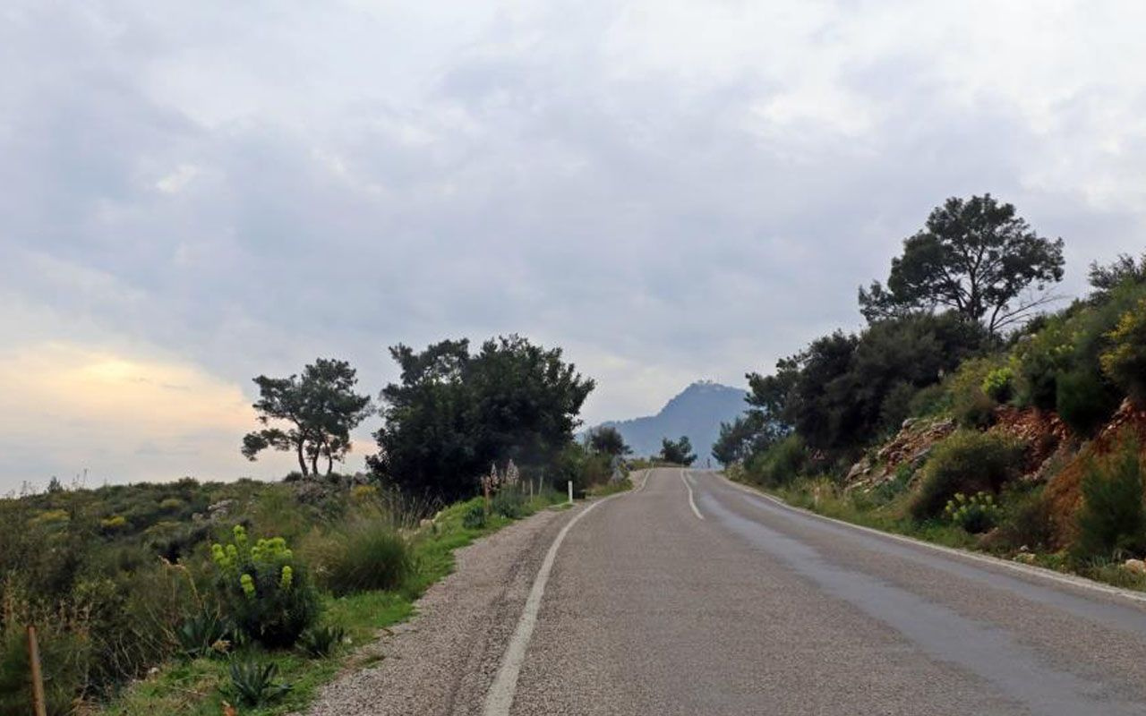 Antalya'da Rus turist neye uğradığını şaşırdı arabadan açıp gösterdi